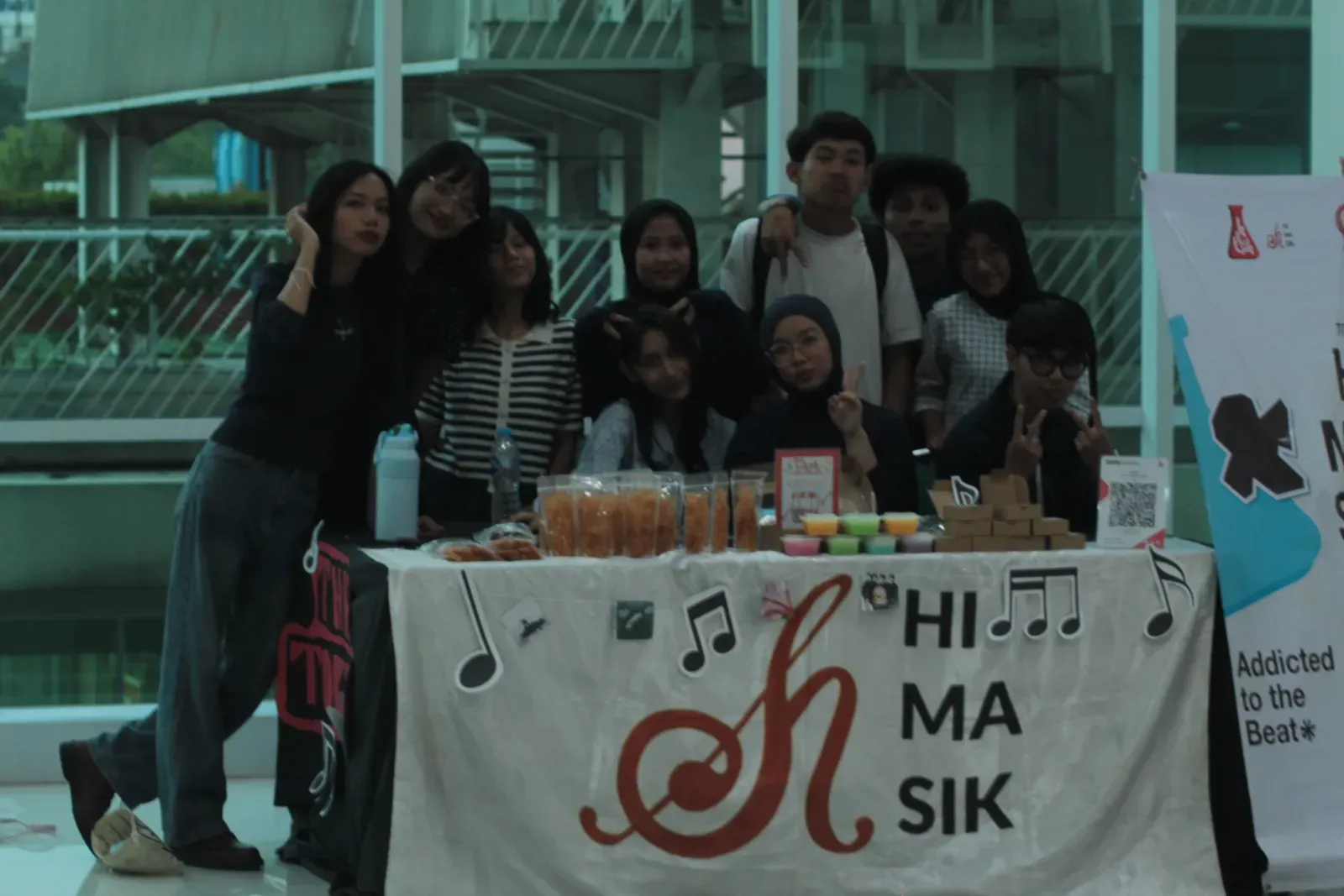 Foto sampul: Mahasiswa baru 2026 mengelola Booth tenant TokSik pada acara International Bandung Choral Festival 2026